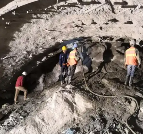 吉木乃拱顶带模注浆料的施工流程及注意事项